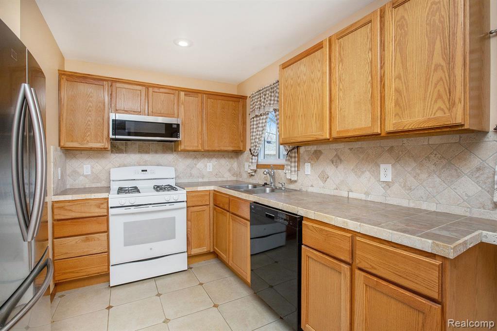 1163 FALL RIVER Road, Ypsilanti, MI 48198 — Photo 6