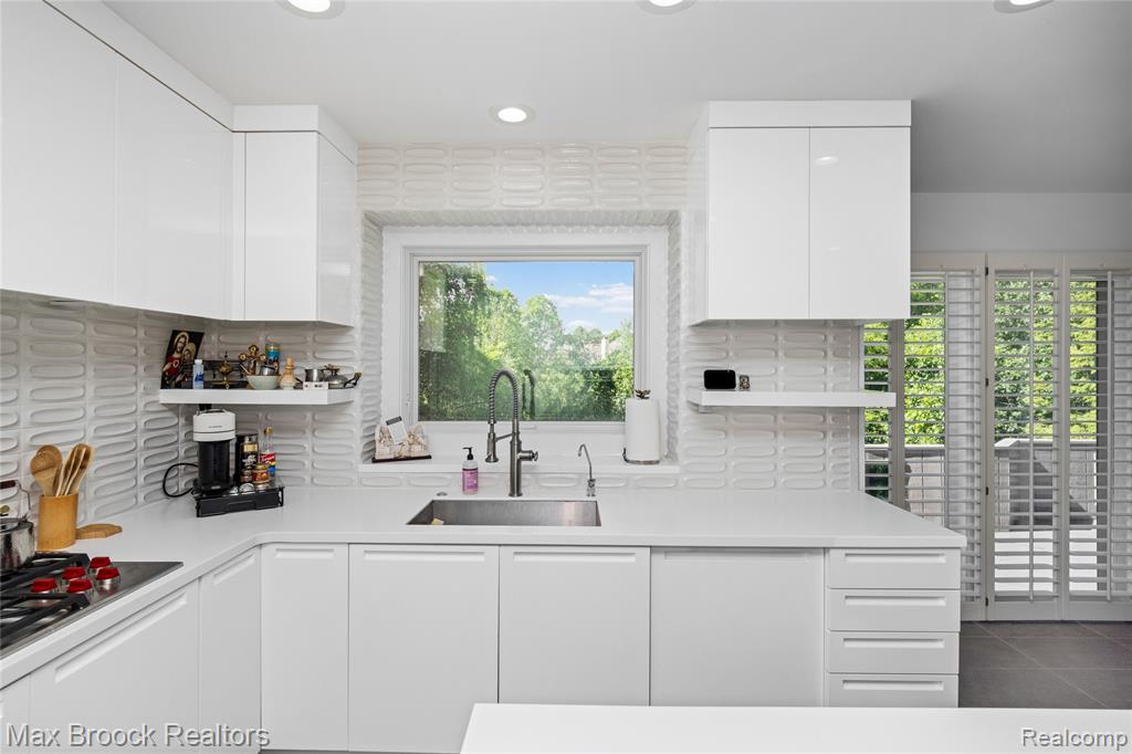 7102 Alta Vista Drive, West Bloomfield, MI — Photo 24