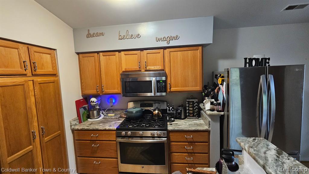 307 SPRING BROOKE Drive, Brighton, MI 48116 — Photo 8