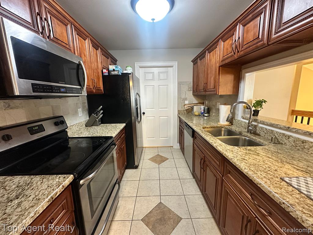 5844 PINE AIRES Drive, Sterling Heights, MI 48314 — Photo 12