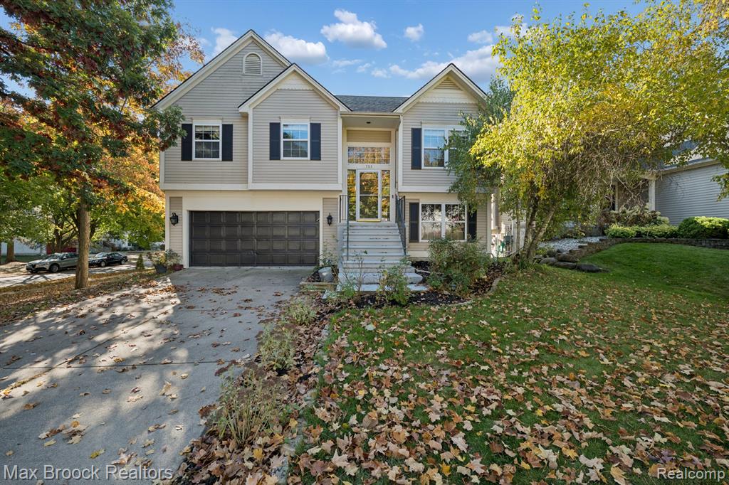 758 Huntclub Boulevard, Auburn Hills, MI 48326 — Photo 2