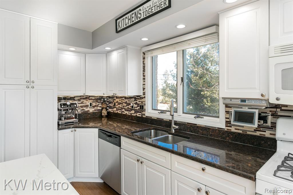 55 BOYKEN Road, Rochester Hills, MI 48307 — Photo 8