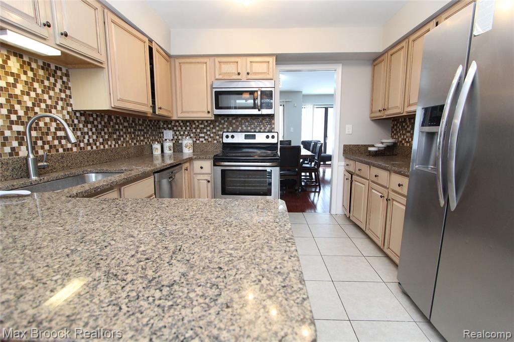 7338 Creek View Court, West Bloomfield, MI — Photo 10