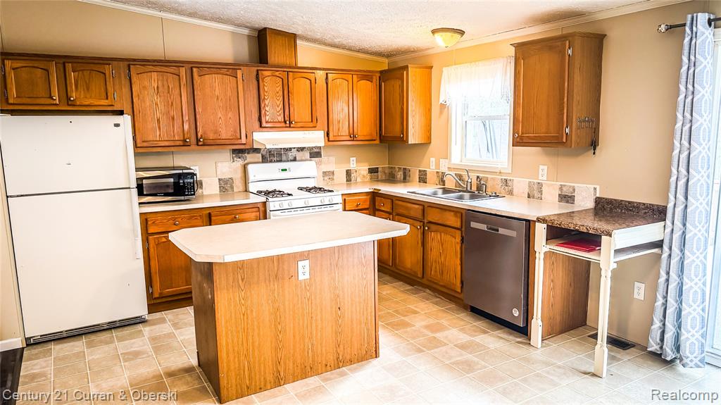 8135 Hillcrest Road, Roscommon, MI 48653 — Photo 11