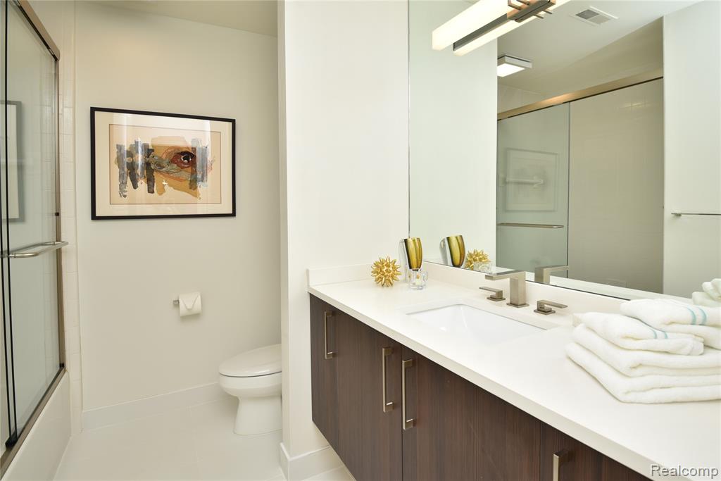 6536 Pleasant Lake Court, West Bloomfield, MI — Photo 32