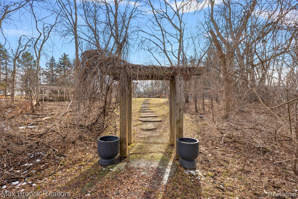 4740 Dow Ridge Road, Orchard Lake Village, MI 48324 — Photo 37