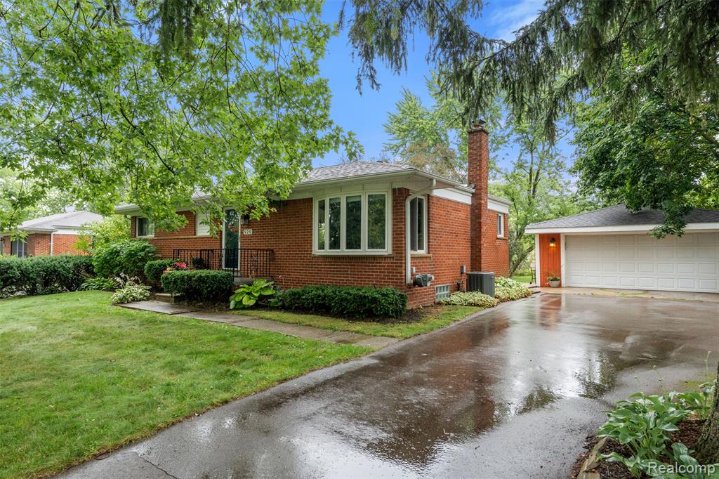 920 Elira Road, Waterford, MI 48328 — front exterior