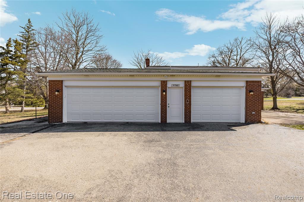 5742 Springwater Lane, West Bloomfield, MI — Photo 48