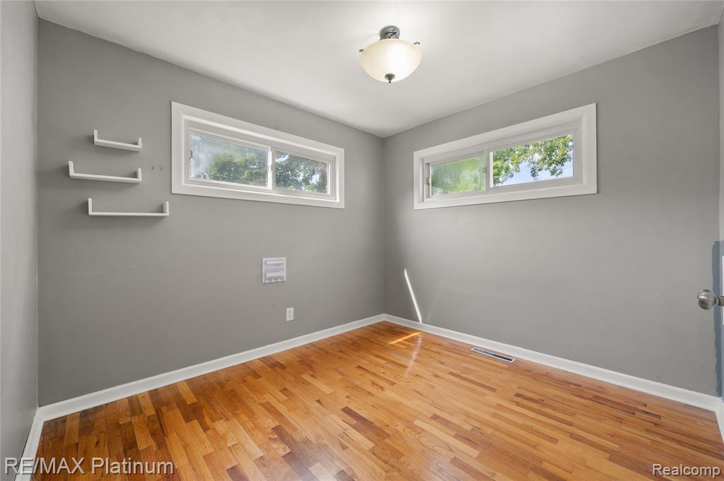 709 Elmwood Drive, Fenton, MI 48430 — Photo 4