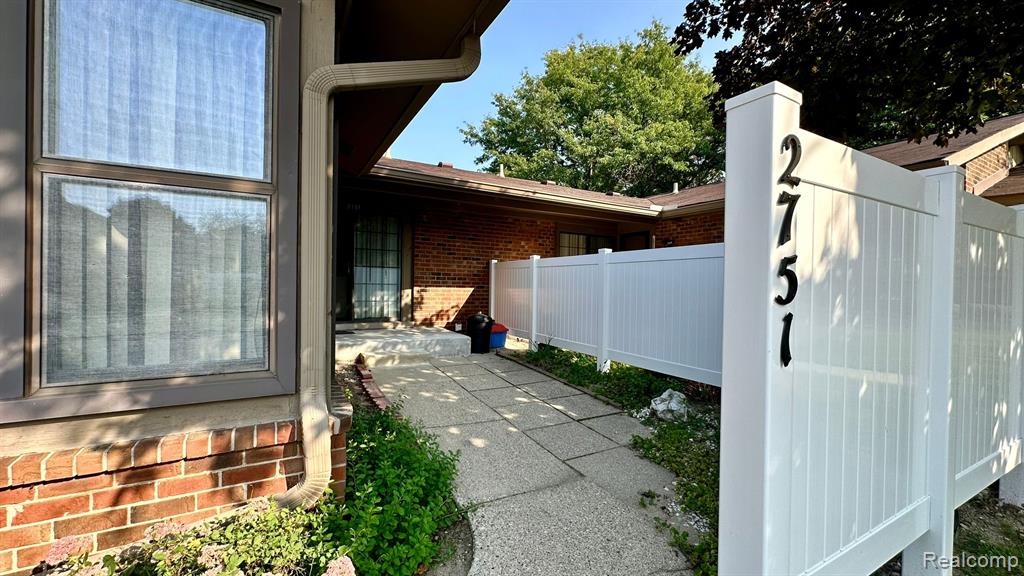 2751 ROUNDTREE Drive, Troy, MI 48083 — Photo 16