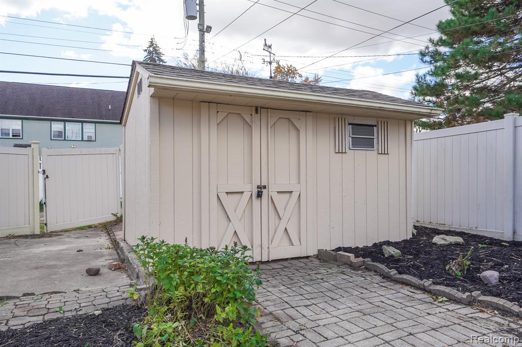 547 Orchard Street, Wyandotte, MI 48192 — Photo 6