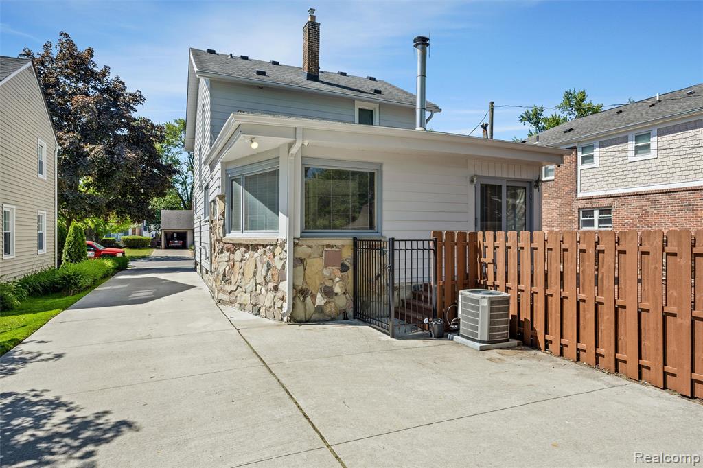 10504 Borgman Avenue, Huntington Woods, MI — Photo 29