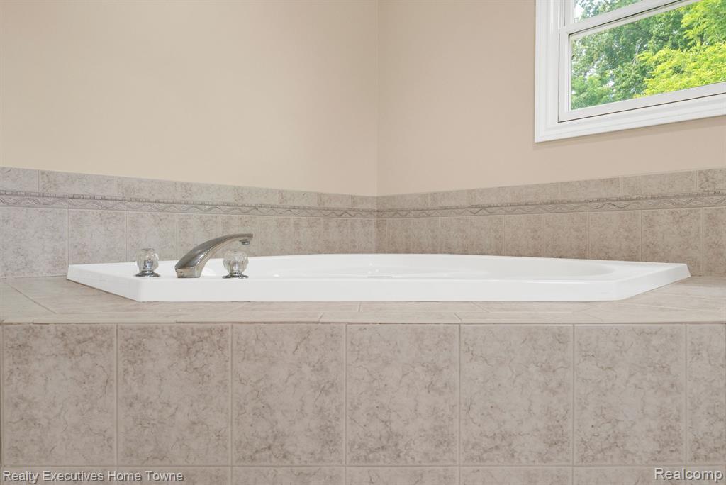 5453 BAYWOOD Drive, Fort Gratiot, MI 48059 — Photo 37