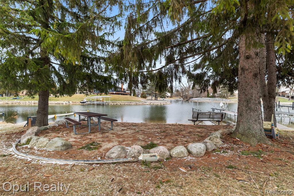4748 Ravinewood Drive, Commerce Twp, MI 48382 — Photo 47