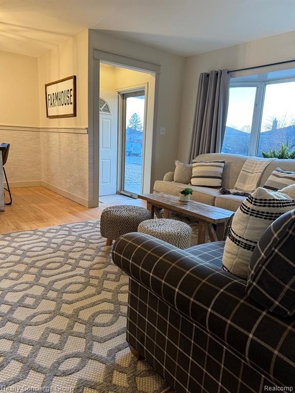 400 N LEONA Avenue, Garden City, MI — Photo 6