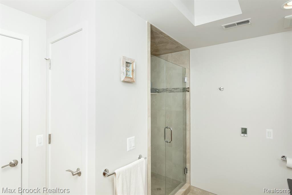 5681 SHORE Drive, Orchard Lake Village, MI 48324 — Photo 46