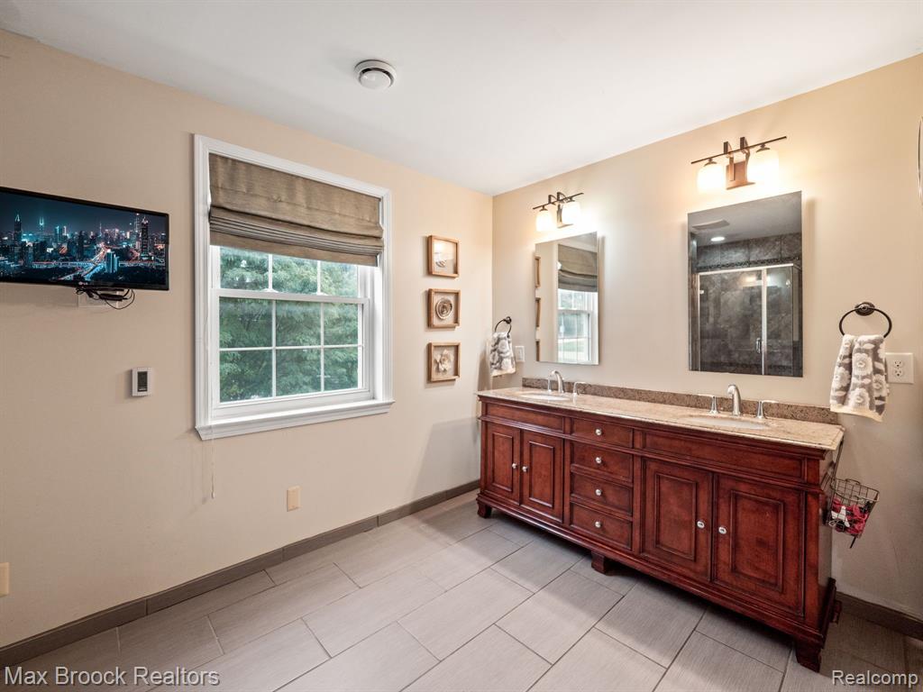 6570 CASTLE Drive, Bloomfield Hills, MI 48301 — Photo 29