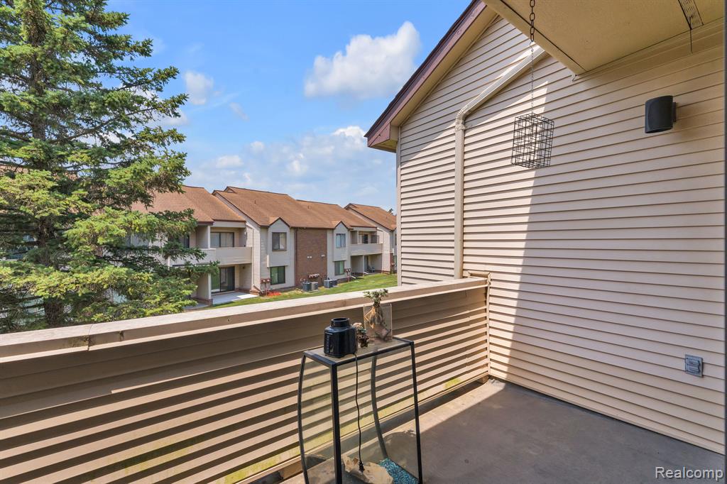 6689 Ridgefield Circle, 203, West Bloomfield, MI — Photo 22