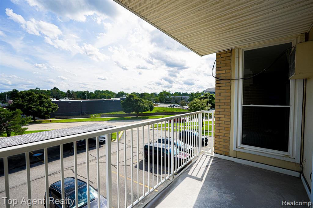 4905 CROOKS Road, B10, Royal Oak, MI 48073 — Photo 11
