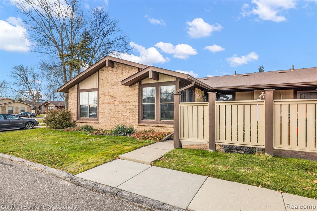 2685 ROUNDTREE Drive, Troy, MI 48083 — Photo 2