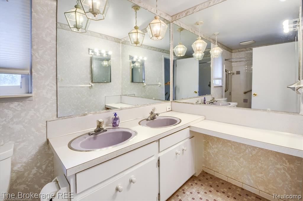 6228 Greenview Drive, Burton, MI 48509 — Photo 39