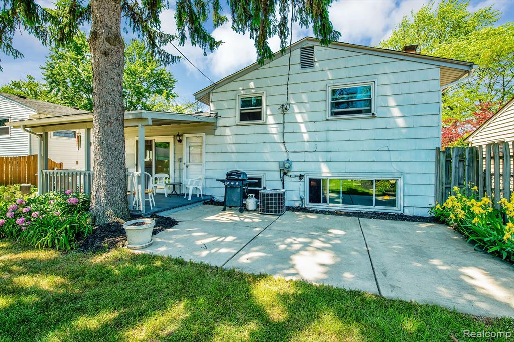 9721 MUELLER Street, Taylor, MI 48180 — Photo 22