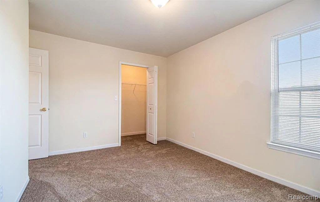 27261 HIDDEN OAKS Drive, Trenton, MI 48183 — Photo 11