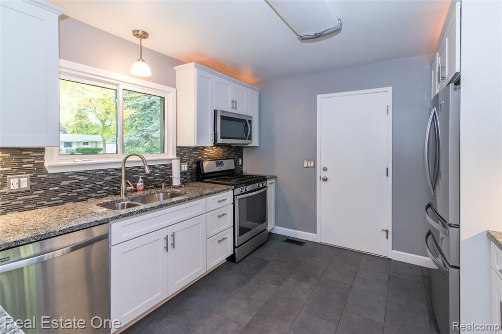 6845 Tamerlane Drive, West Bloomfield, MI — Photo 18