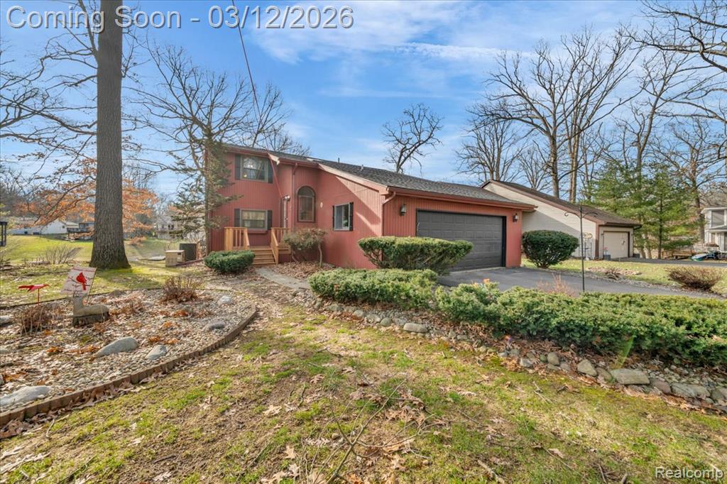1351 Glen Oak Drive, Holly, MI 48442 — front exterior