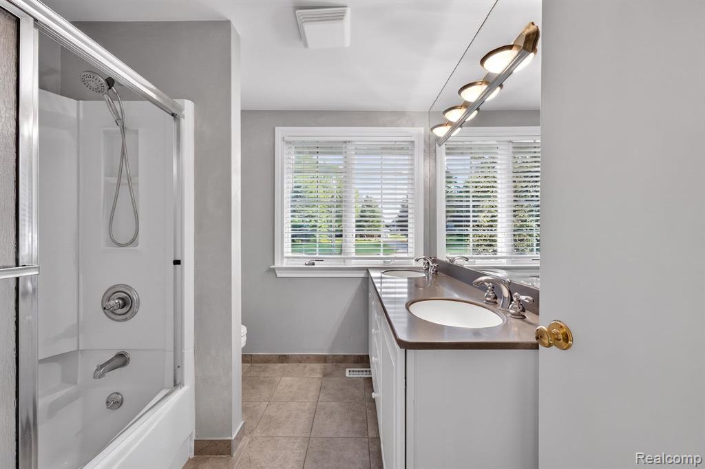 9144 Deer Park Court, Fenton, MI 48430 — Photo 38