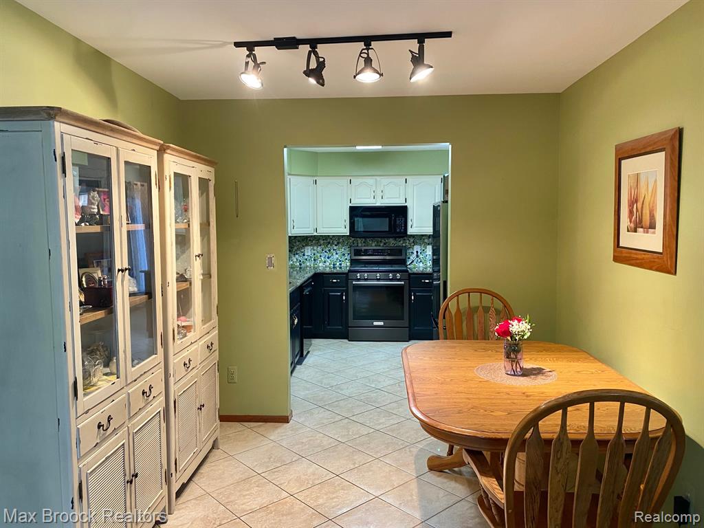 16226 PINE RIDGE Drive, Fraser, MI 48026 — Photo 17