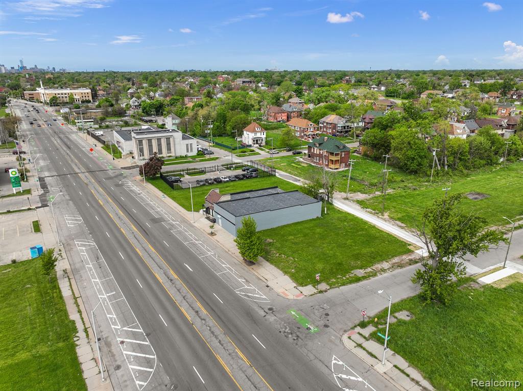 10829 E JEFFERSON Avenue, Detroit, MI 48214 — Photo 8