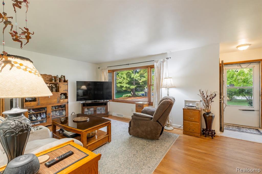 9175 Bernice Drive, Pinckney, MI 48169 — Photo 7