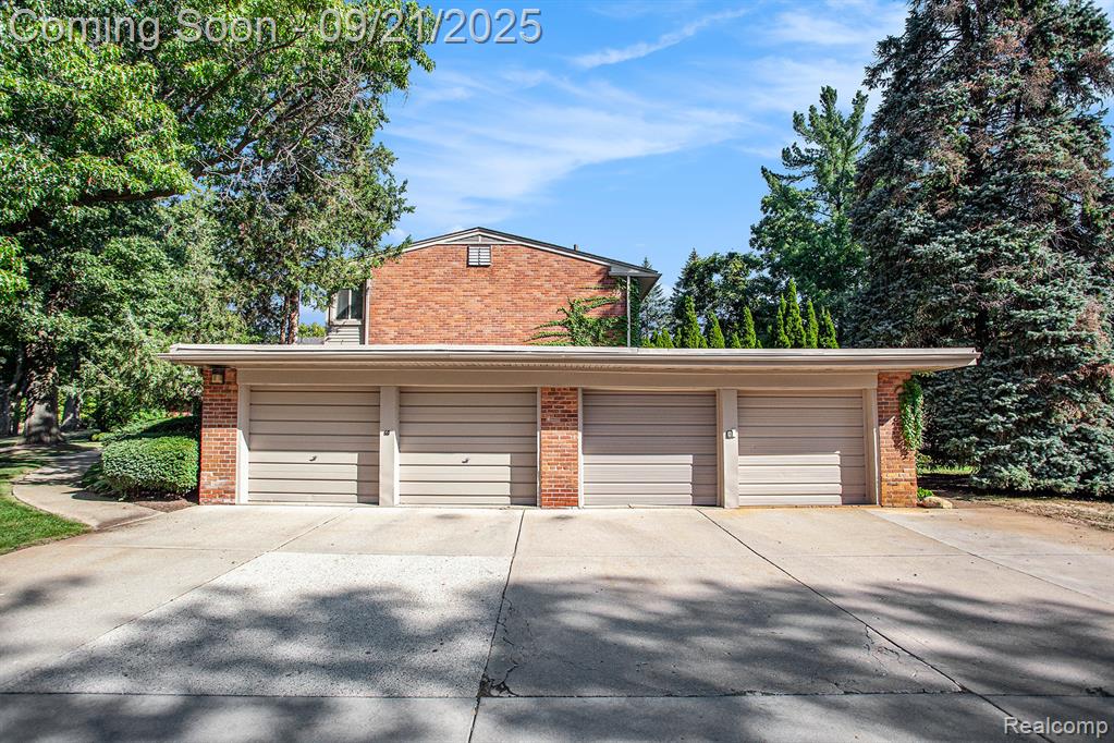 1054 Stratford Lane, Bloomfield Hills, MI 48304 — Photo 26