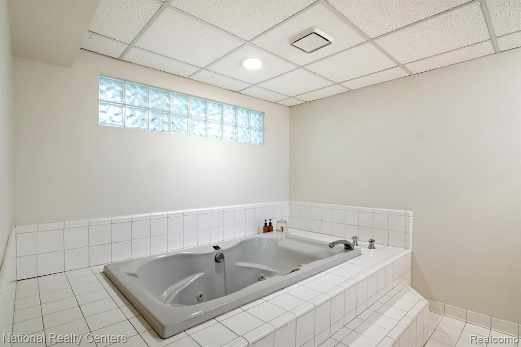 4049 PINESTEAD Drive, Commerce Twp, MI 48390 — Photo 55