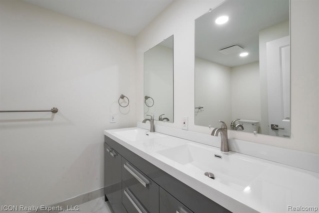 4089 Aberdeen Court, West Bloomfield, MI 48323 — Photo 24