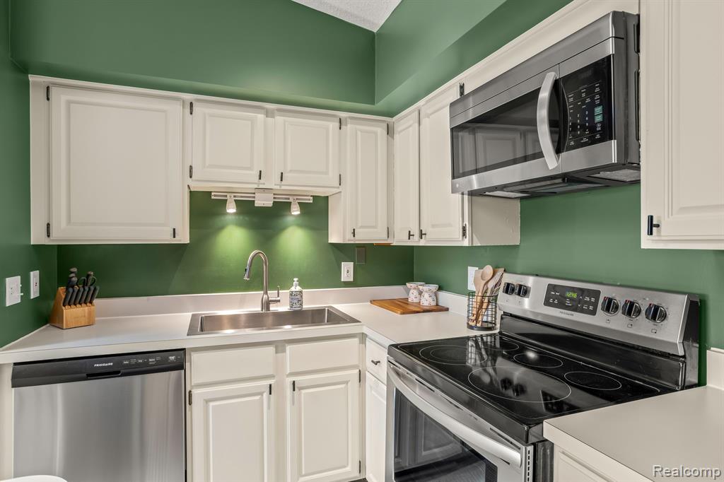 301 PINEWOOD Circle, Plymouth, MI 48170 — Photo 11