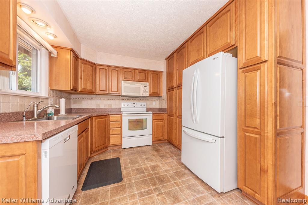 4460 Welland Drive, West Bloomfield, MI 48323 — Photo 10