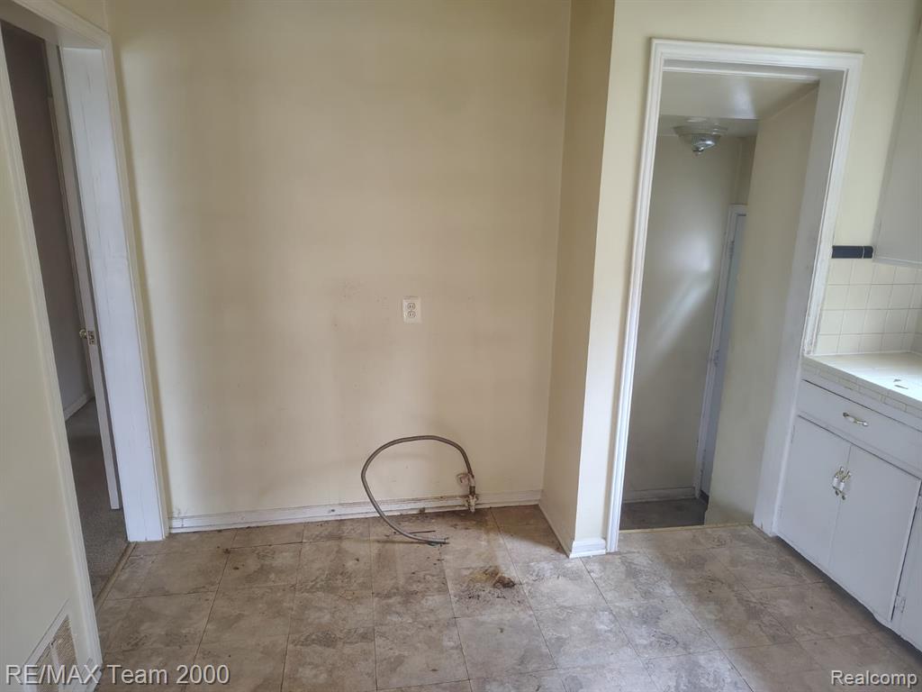 18330 Warwick Street, Detroit, MI 48219 — Photo 8