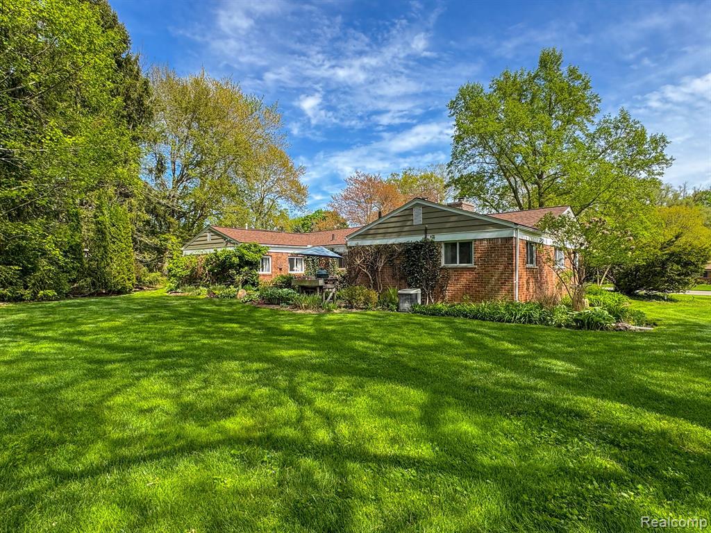 4540 BURNLEY Drive, Bloomfield Hills, MI 48304 — Photo 33