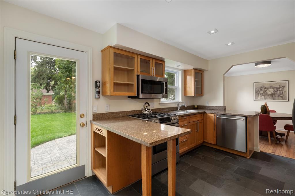 13323 Hart Avenue, Huntington Woods, MI — Photo 13