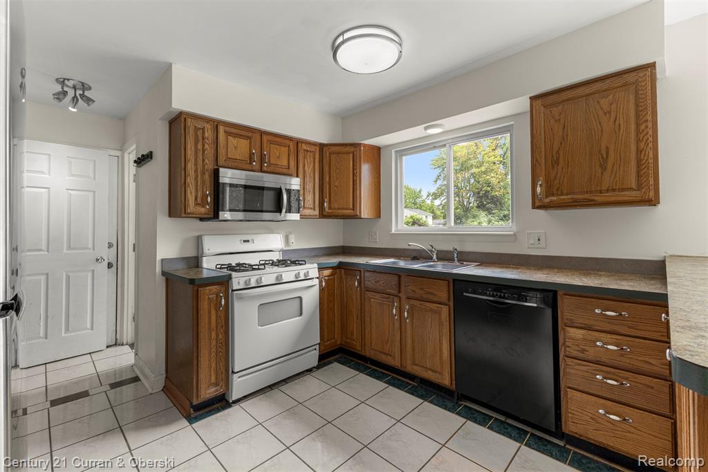 9032 Arlington Drive, Ypsilanti, MI 48198 — Photo 13