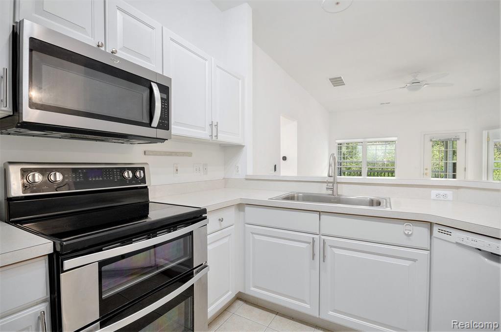 2748 S KNIGHTSBRIDGE Circle, Ann Arbor, MI 48105 — Photo 7