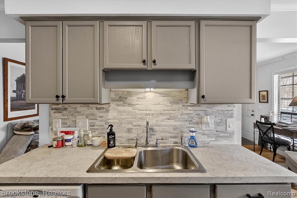 30 Pine Tree Ridge Drive, Waterford, MI, 48327