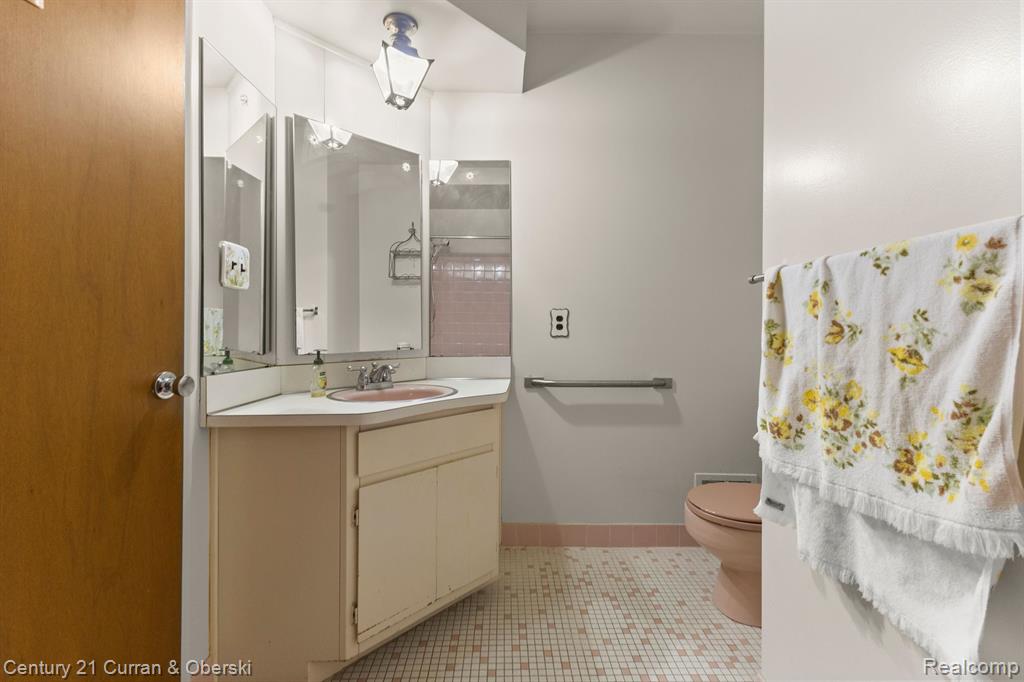 716 N CHARLESWORTH Street, Dearborn Heights, MI 48127 — Photo 28