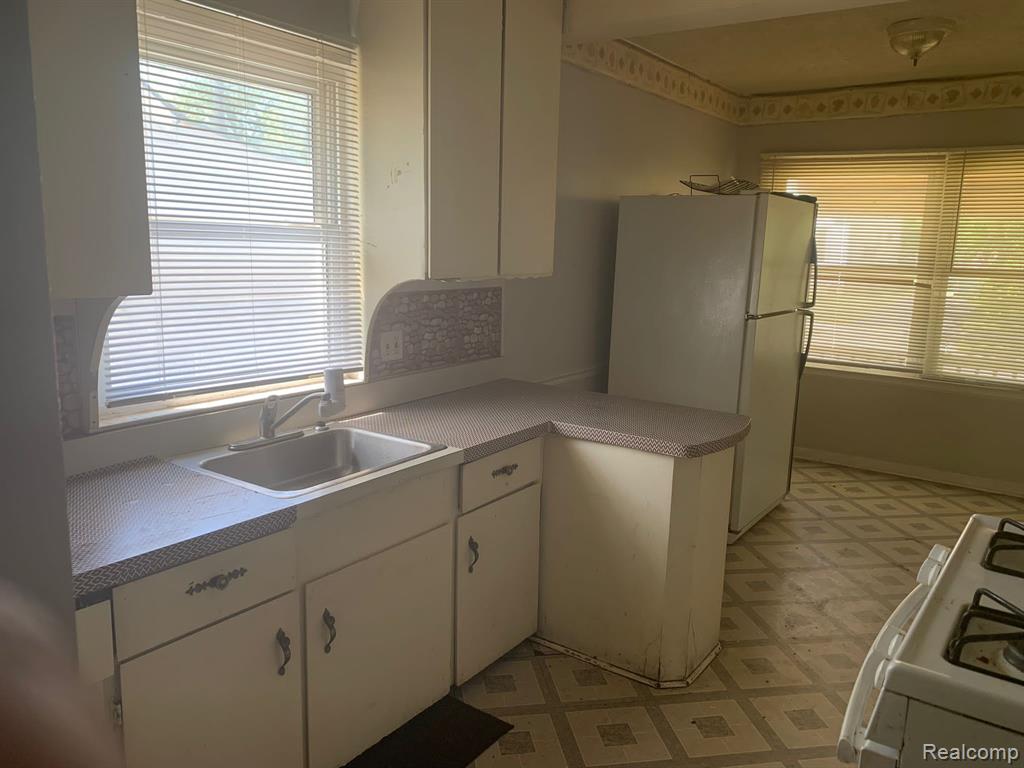 6110 GREENVIEW Avenue, Detroit, MI 48228 — Photo 3
