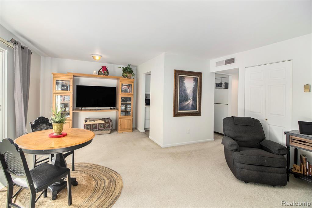 1842 Colonial Village Way, 4, Waterford, MI 48328 — Photo 7