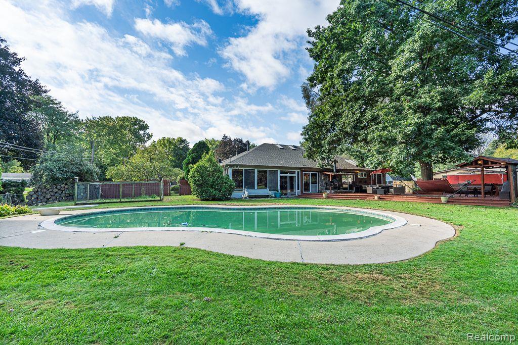 8871 SUNCREST Drive, Sterling Heights, MI 48314 — Photo 4