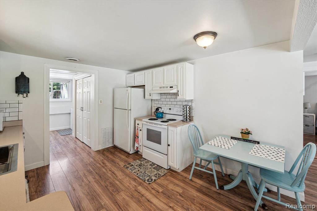 7847 HERBST Road, Brighton, MI 48114 — Photo 15