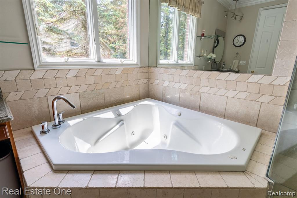 6120 EVANSWOOD Road, Troy, MI, 48085